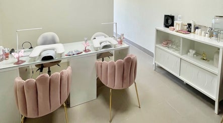 Interior do estúdio BT Nails e Estética em Lisboa, Lisboa, PT com cadeiras rosa e mesa de manicure.