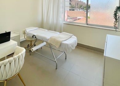 Sala de tratamento elegante no BT Nails e Estética, Lisboa, Lisboa, PT, com cama e decoração moderna.
