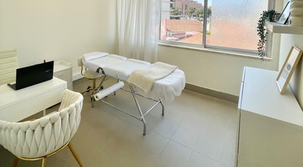 Sala de tratamento elegante no BT Nails e Estética, Lisboa, Lisboa, PT, com cama e decoração moderna.
