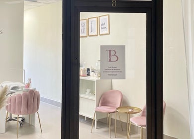 Entrada elegante do BT Nails e Estética em Lisboa, Lisboa, PT, com decoração moderna e cadeiras confortáveis.