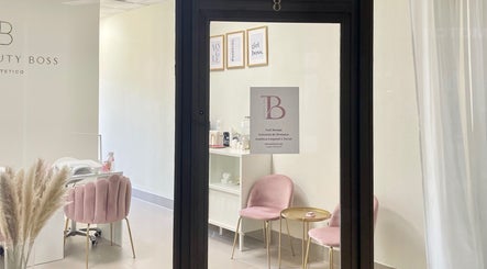 Entrada elegante do BT Nails e Estética em Lisboa, Lisboa, PT, com decoração moderna e cadeiras confortáveis.
