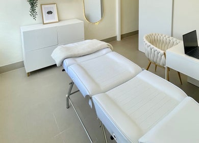 Sala de tratamento elegante na BT Nails e Estética, Lisboa, Lisboa, PT, com maca confortável.