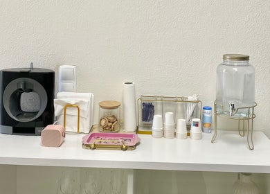 Área de café e água filtrada em BT Nails e Estética, Lisboa, Lisboa, PT, para uma experiência relaxante.