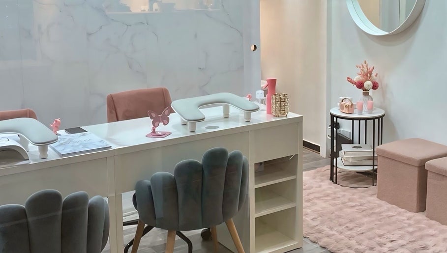 Interior elegante do BT Nails e Estética, Lisboa, Lisboa, PT, com decoração moderna e cadeira confortável.