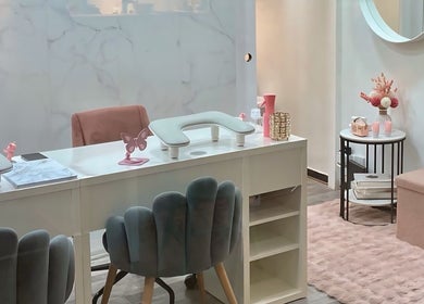 Interior elegante do BT Nails e Estética, Lisboa, Lisboa, PT, com decoração moderna e cadeira confortável.