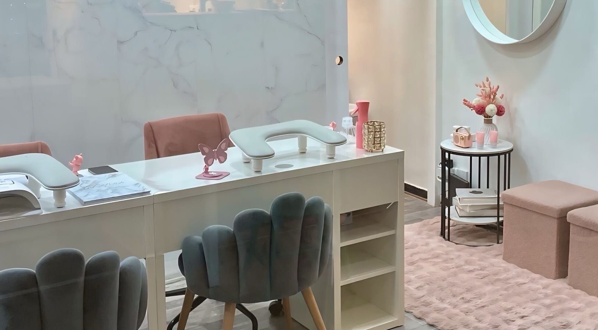 Interior elegante do BT Nails e Estética, Lisboa, Lisboa, PT, com decoração moderna e cadeira confortável.