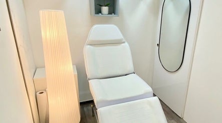 Sala de tratamento elegante na BT Nails e Estética, Lisboa, Lisboa, PT, com cadeira branca e iluminação suave.