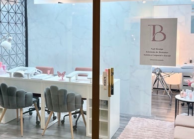 Interior sofisticado do BT Nails e Estética em Lisboa, Lisboa, PT, destacando espaço para cuidados de unhas.