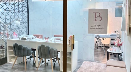 Interior sofisticado do BT Nails e Estética em Lisboa, Lisboa, PT, destacando espaço para cuidados de unhas.