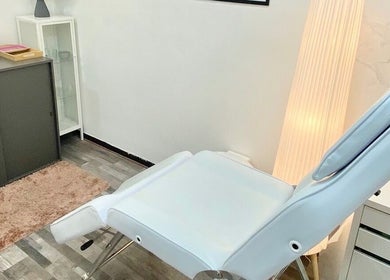 Sala de tratamento moderna na BT Nails e Estética, Lisboa, Lisboa, PT. Toque minimalista e aconchegante.