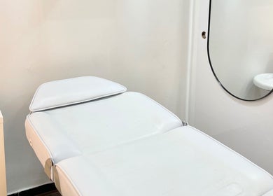 Sala de estética em BT Nails e Estética, Lisboa, Lisboa, PT, com espelho e marquesa confortável.