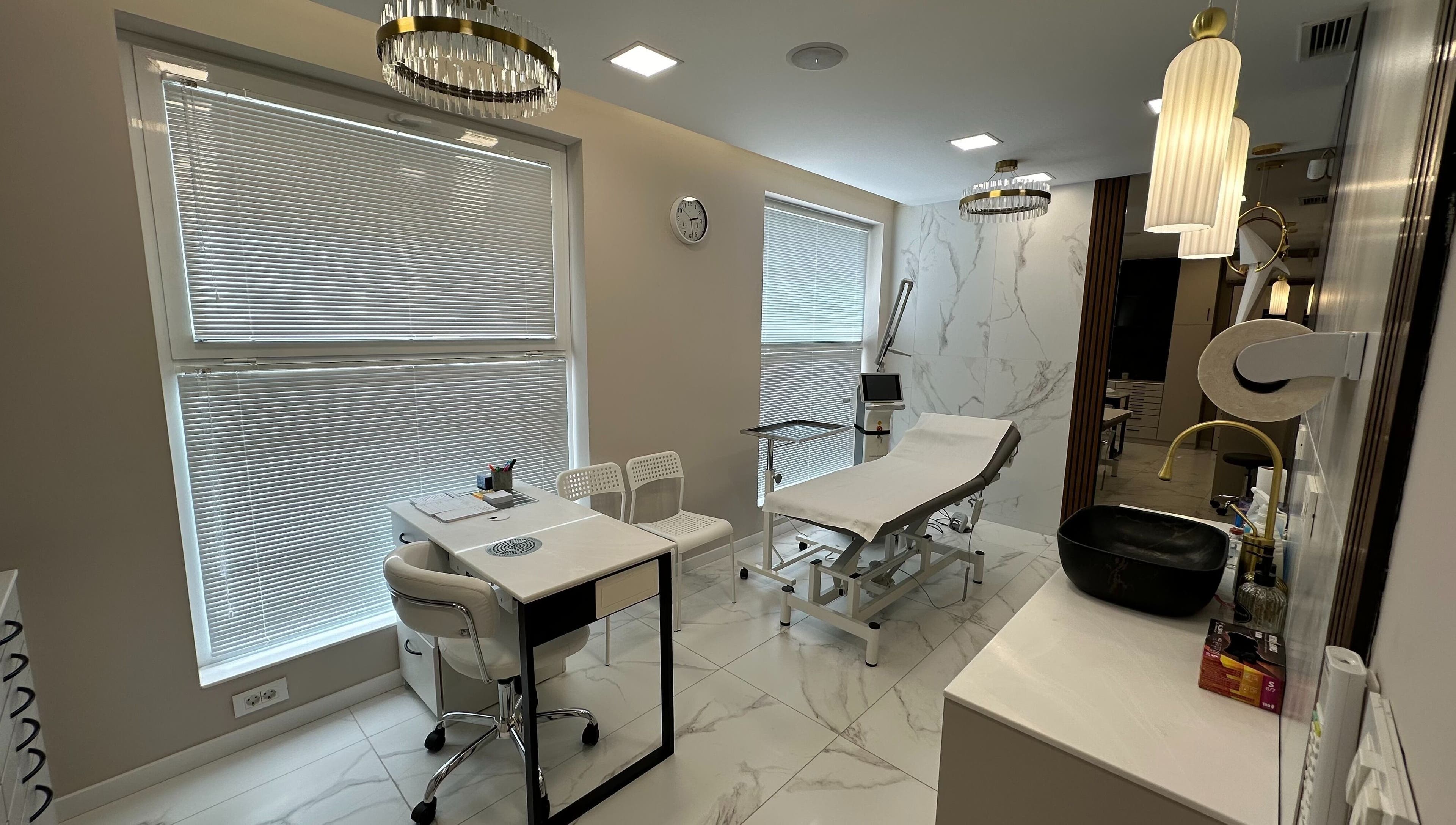 Елегантна стая в АСИМП 'доц. д-р Янко Янков, д.м.н.' във Варна, Варна, BG с луксозно обзавеждане.