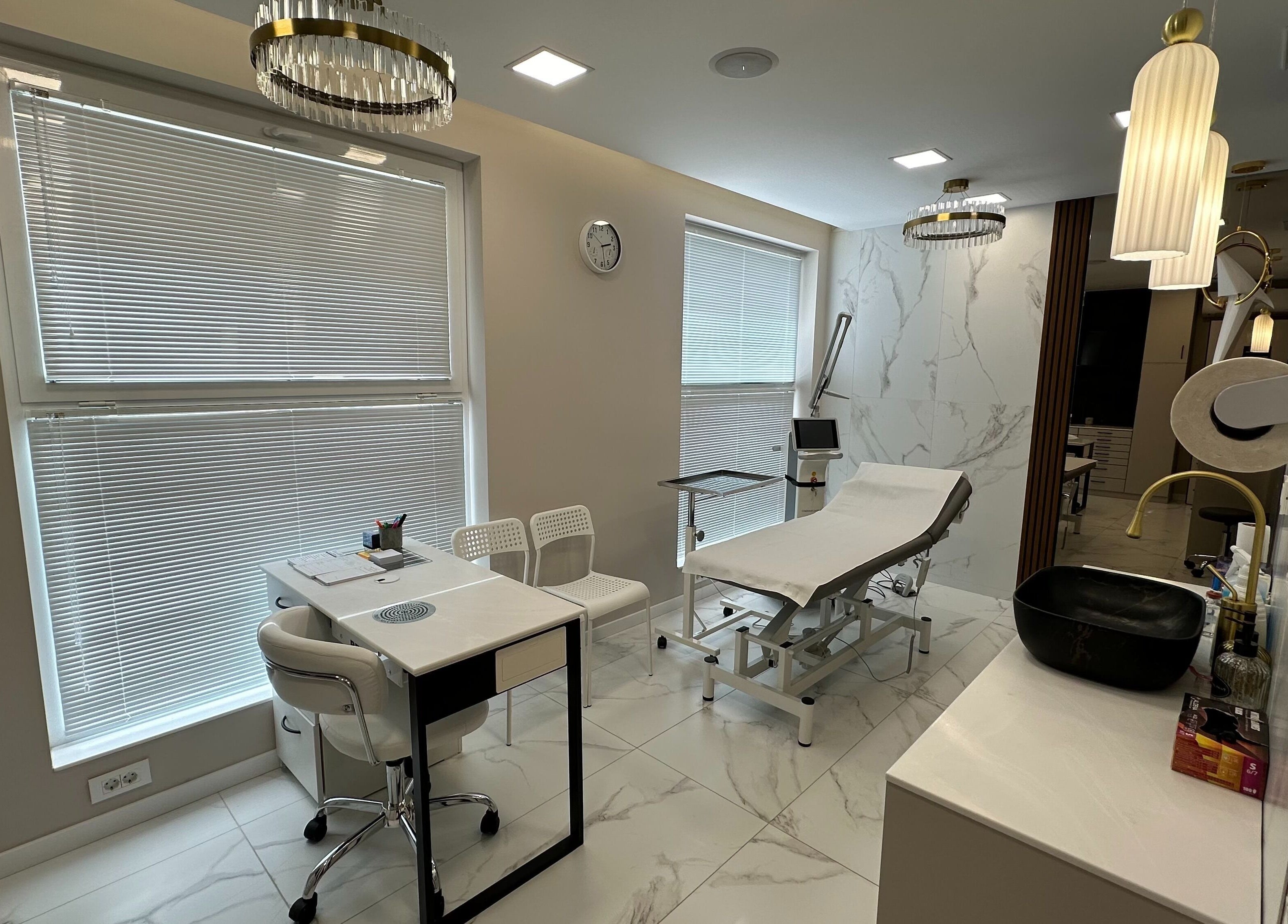 Елегантна стая в АСИМП 'доц. д-р Янко Янков, д.м.н.' във Варна, Варна, BG с луксозно обзавеждане.