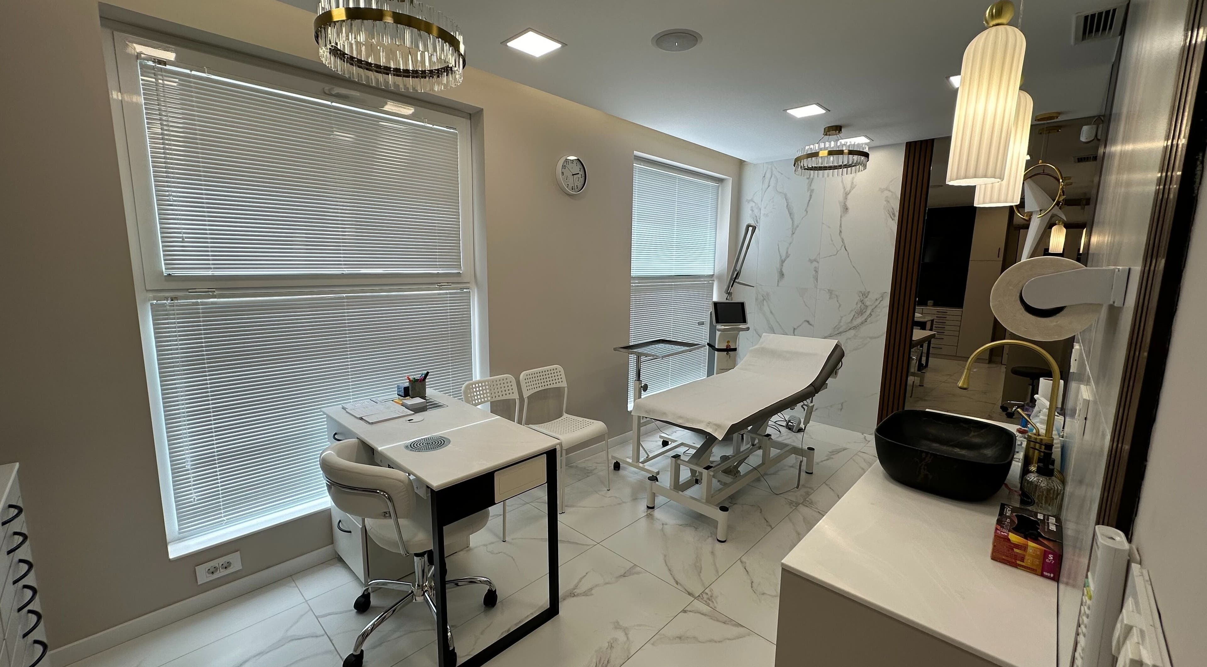 Елегантна стая в АСИМП 'доц. д-р Янко Янков, д.м.н.' във Варна, Варна, BG с луксозно обзавеждане.