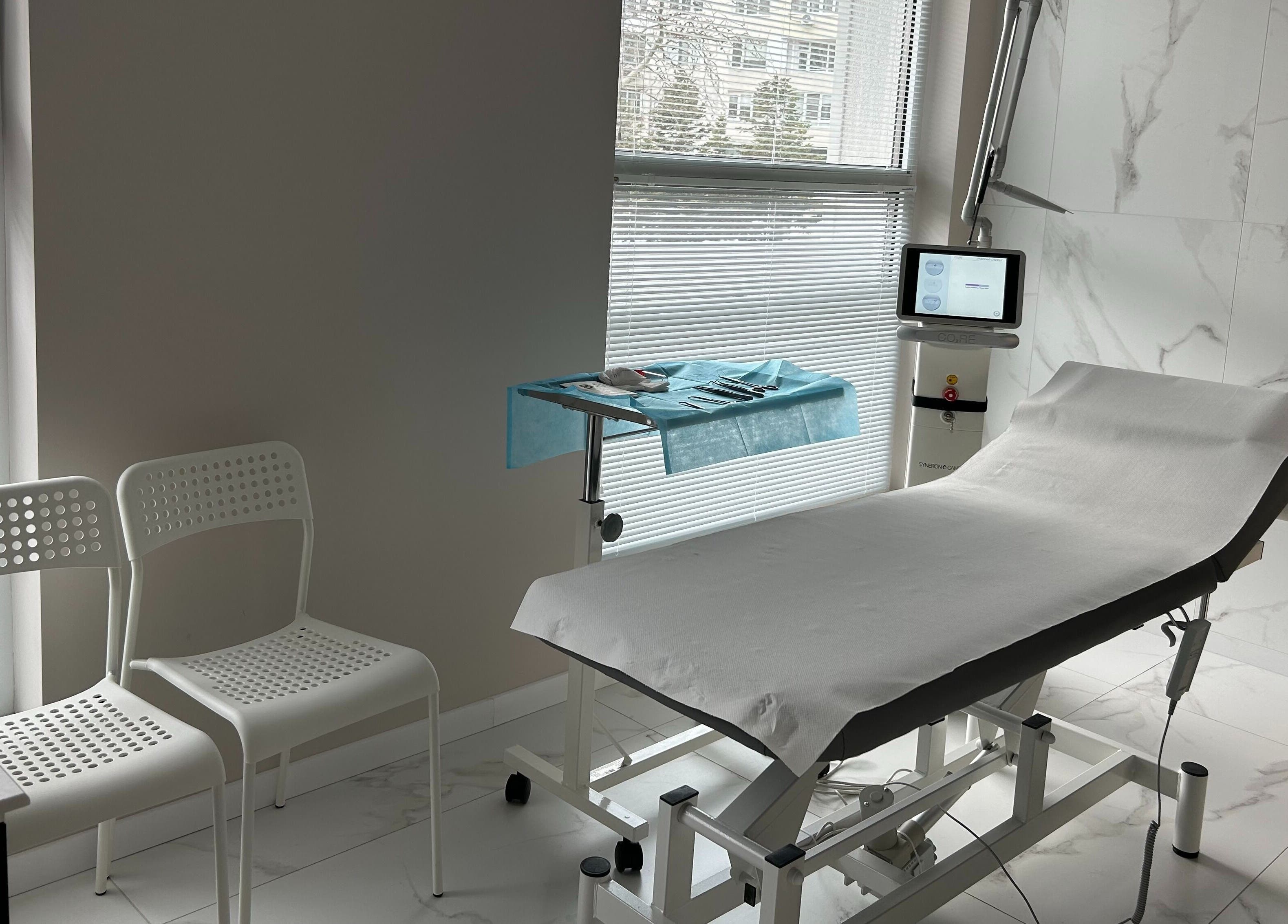 Кабинет с медицинска кушетка в АСИМП "доц. д-р Янко Янков, д.м.н.", Варна, Варна, BG.