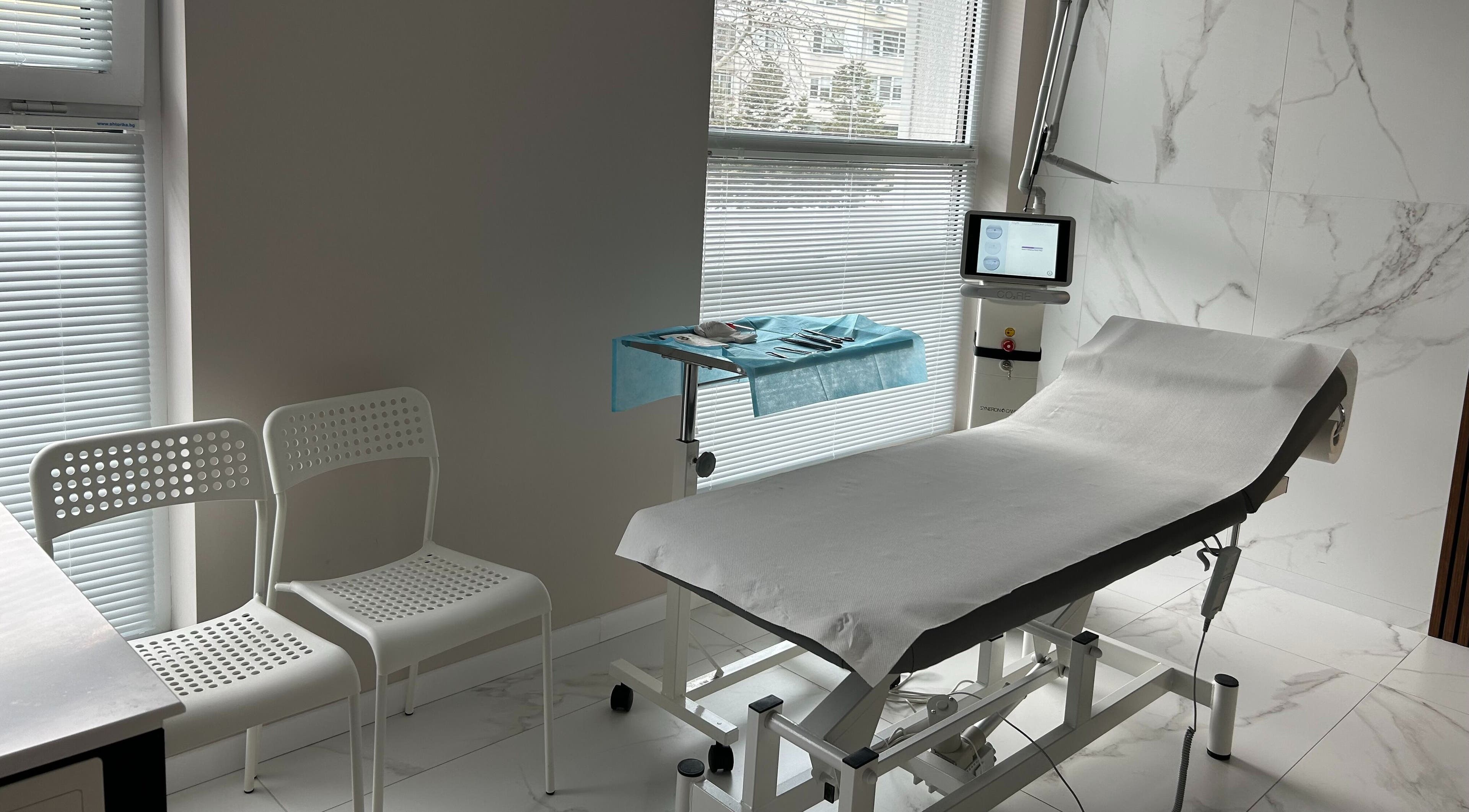 Кабинет с медицинска кушетка в АСИМП "доц. д-р Янко Янков, д.м.н.", Варна, Варна, BG.