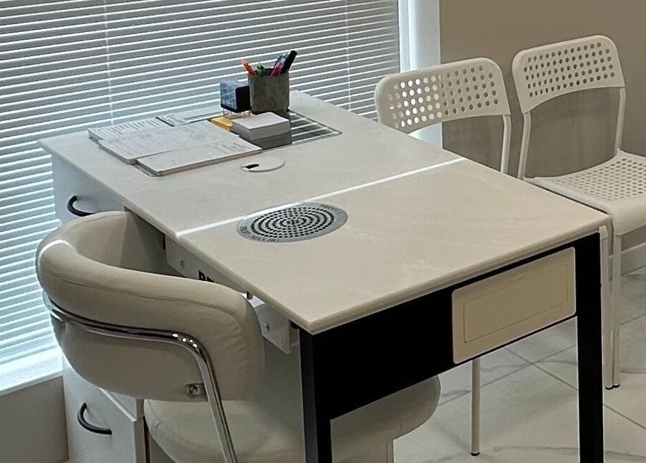 Елегантно бяло бюро в АСИМП доц. д-р Янко Янков, д.м.н., Варна, Варна, BG с модерни столове.