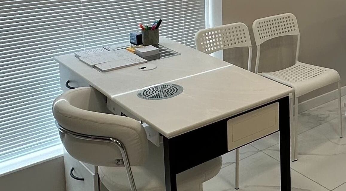 Елегантно бяло бюро в АСИМП доц. д-р Янко Янков, д.м.н., Варна, Варна, BG с модерни столове.