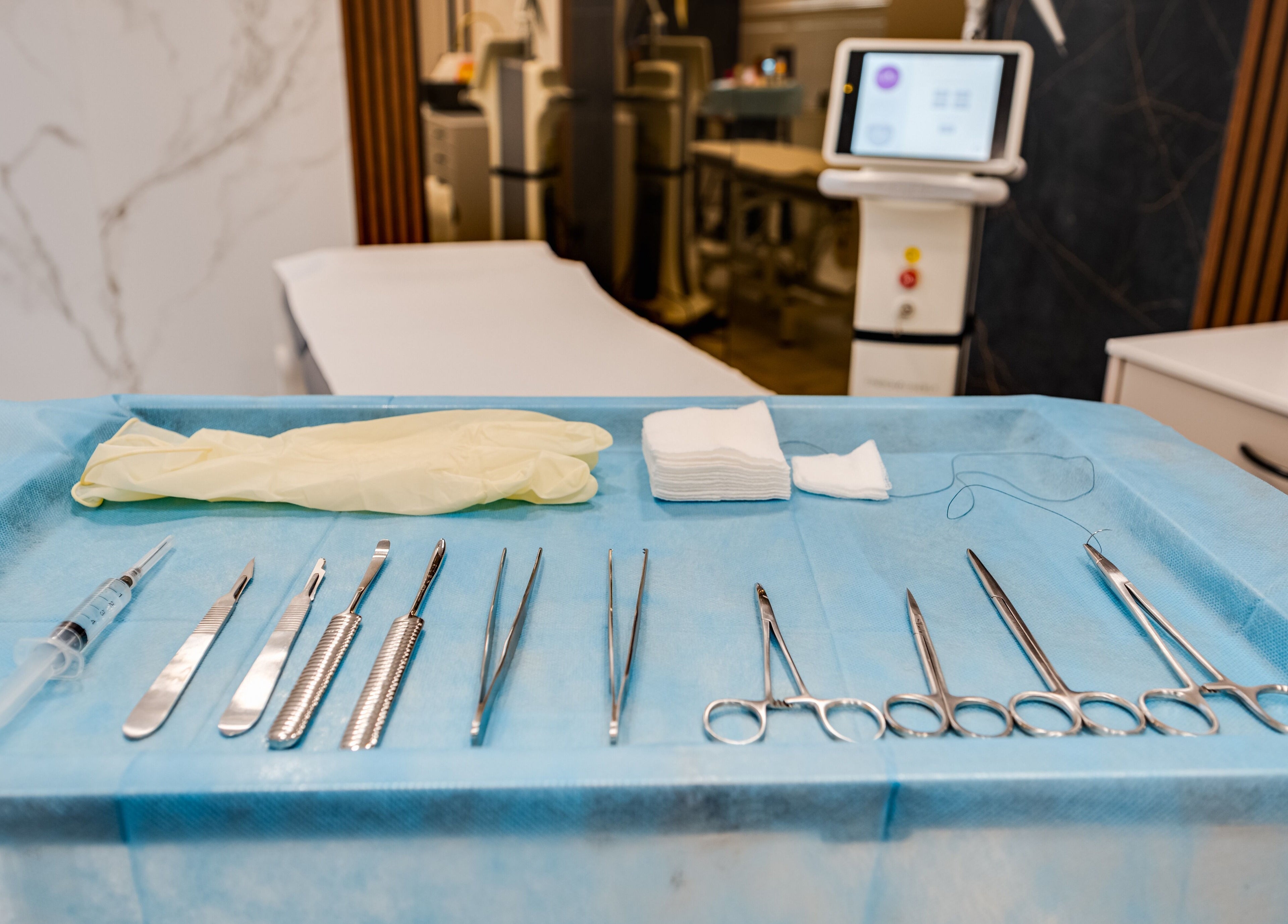 Медицински инструменти в АСИМП "доц. д-р Янко Янков, д.м.н.", Варна, Варна, BG, готови за работа.