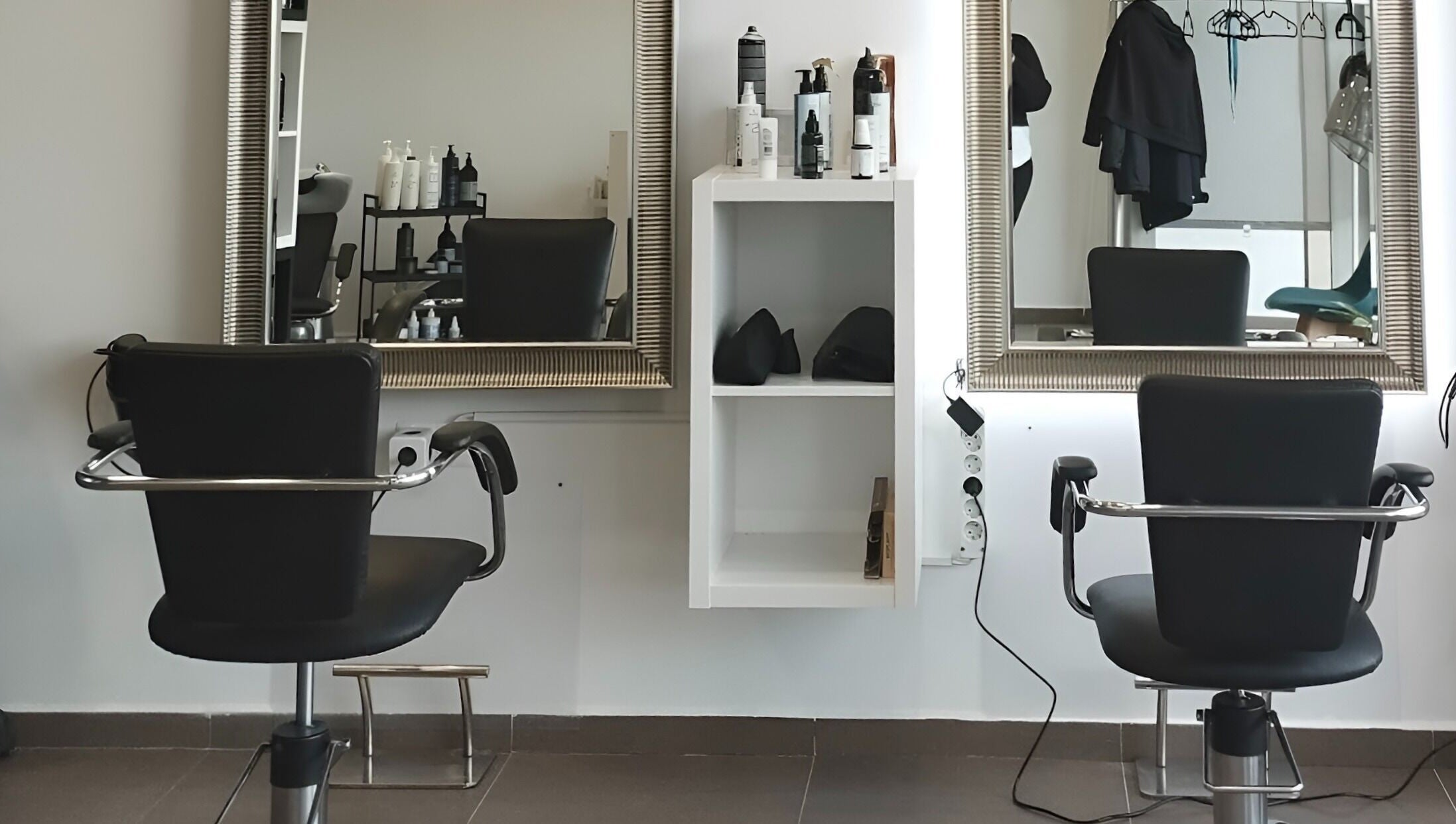 Interior moderno de YouLook Studio by Yolanda en Vélez-Málaga, Andalucía, ES, con sillas y espejo.