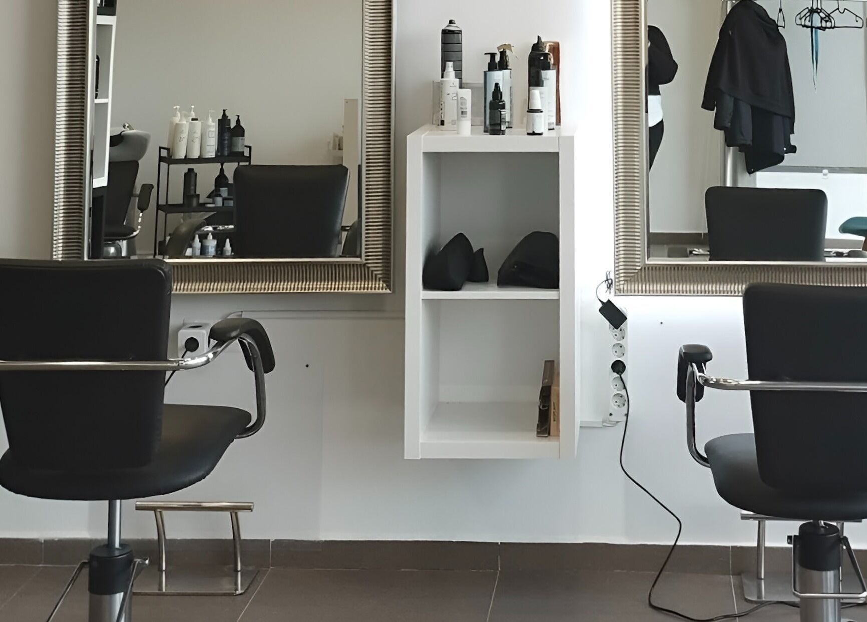 Interior moderno de YouLook Studio by Yolanda en Vélez-Málaga, Andalucía, ES, con sillas y espejo.