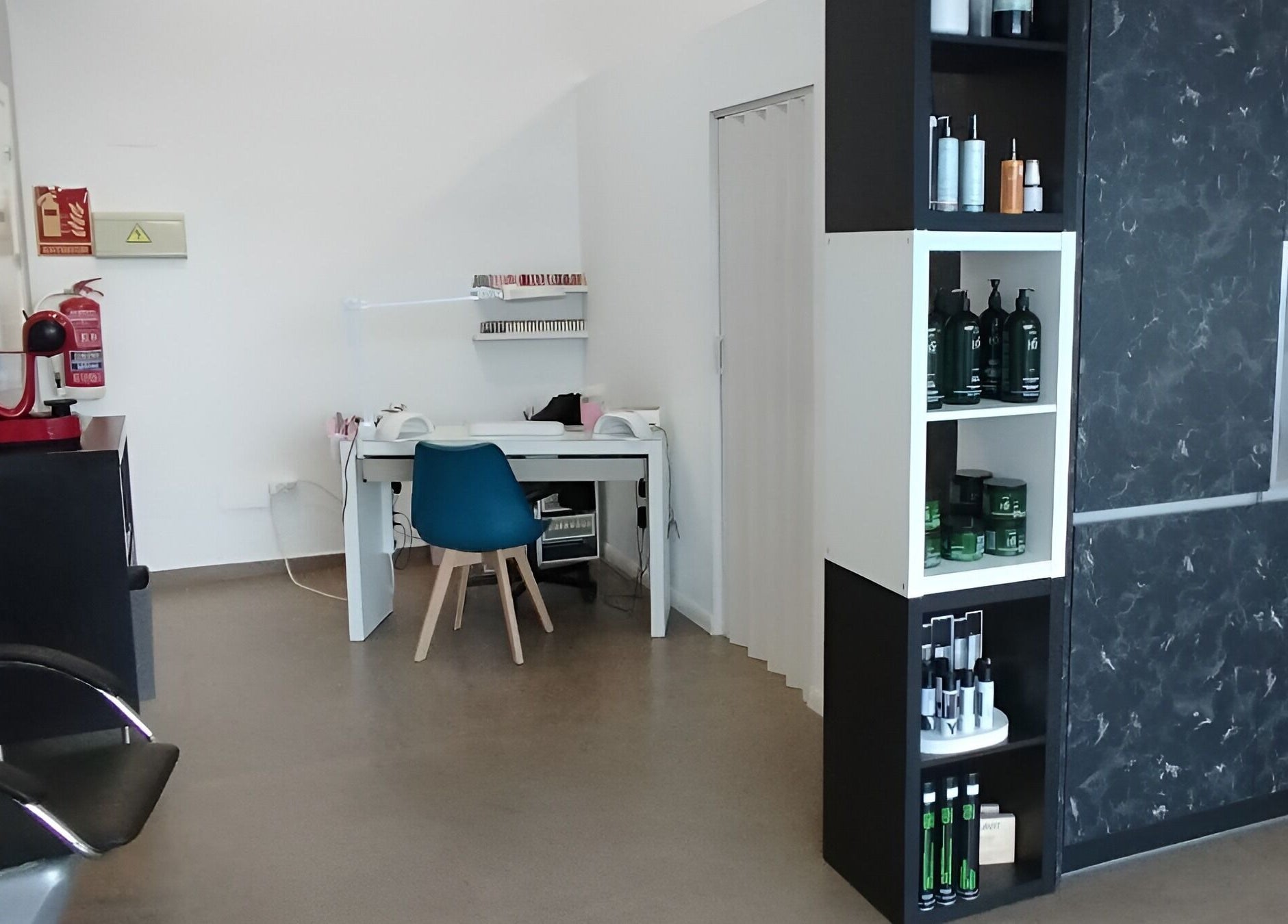 Interior moderno de YouLook Studio by Yolanda en Vélez-Málaga, Andalucía, ES, con muebles elegantes y productos profesionales.