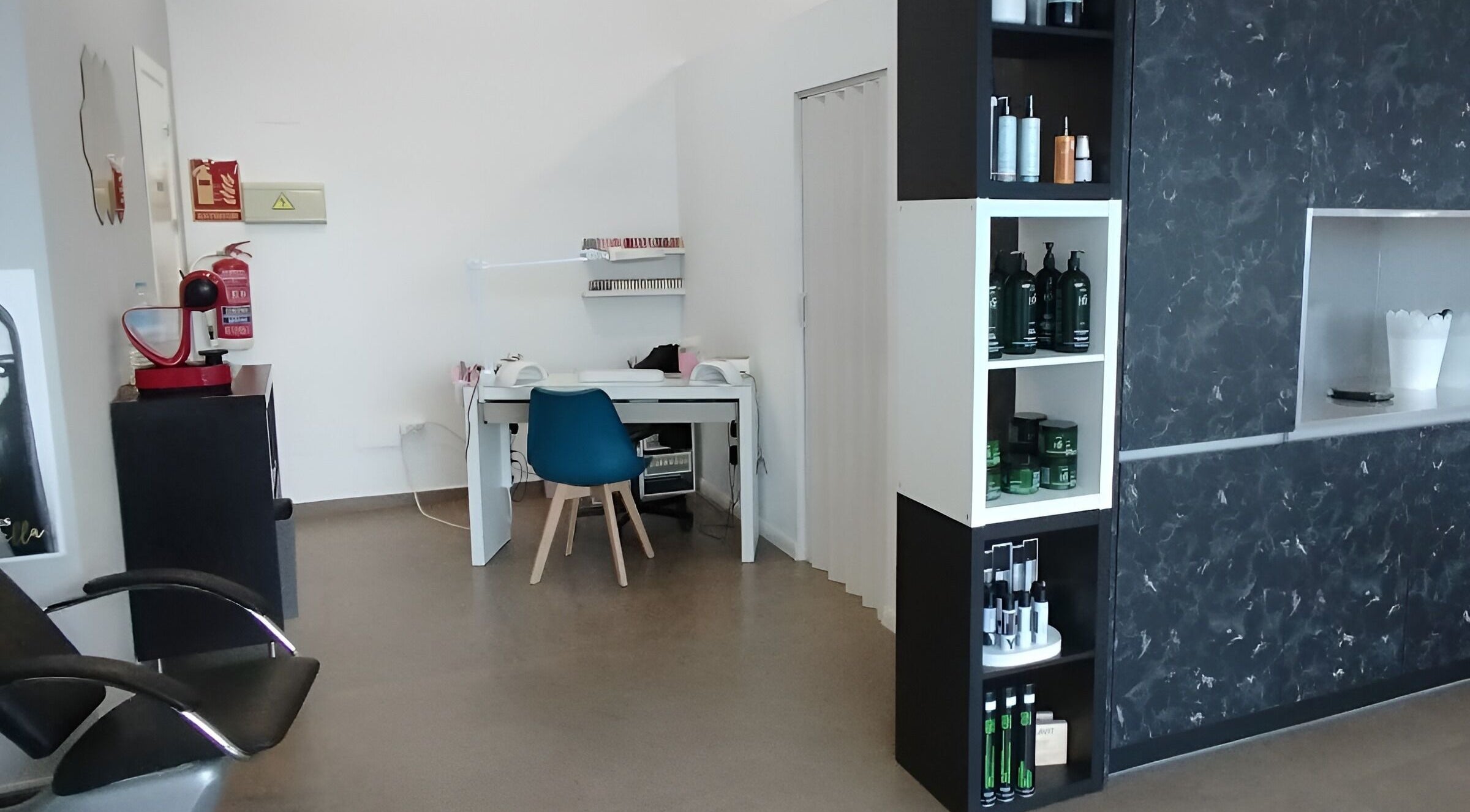 Interior moderno de YouLook Studio by Yolanda en Vélez-Málaga, Andalucía, ES, con muebles elegantes y productos profesionales.