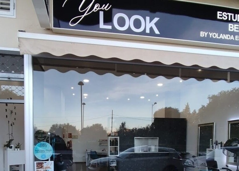 Fachada del estudio YouLook Studio by Yolanda en Vélez-málaga, Andalucía, ES, mostrando su entrada acogedora.