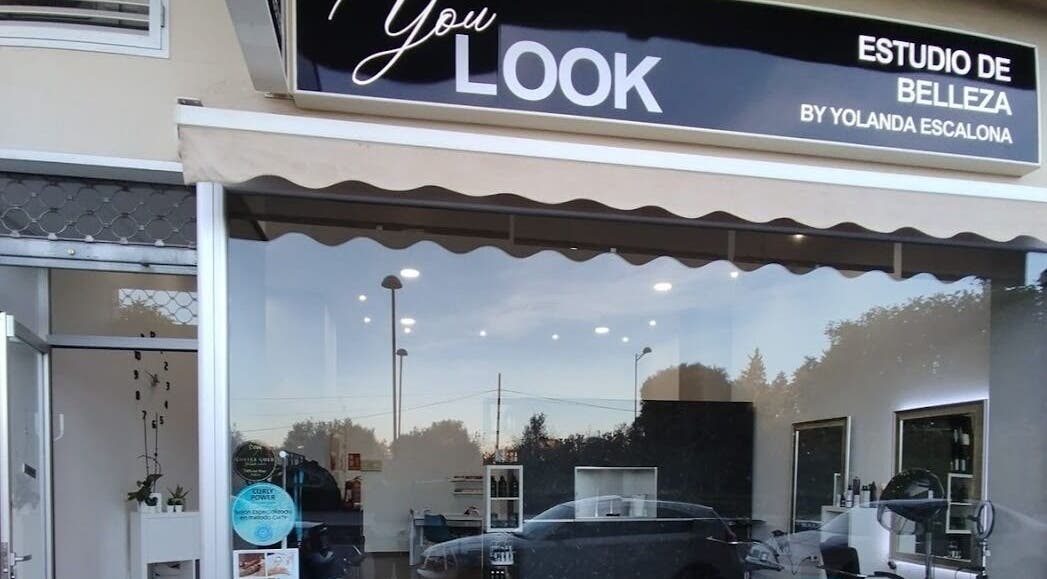 Fachada del estudio YouLook Studio by Yolanda en Vélez-málaga, Andalucía, ES, mostrando su entrada acogedora.