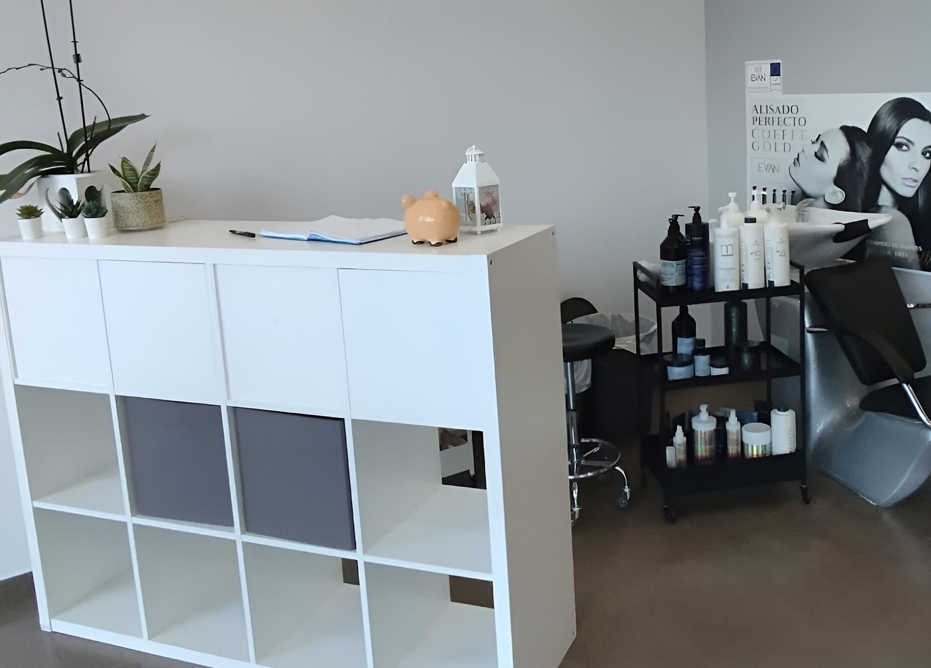 Interior de YouLook Studio by Yolanda en Vélez-málaga, Andalucía, ES, mostrando área de belleza moderna.