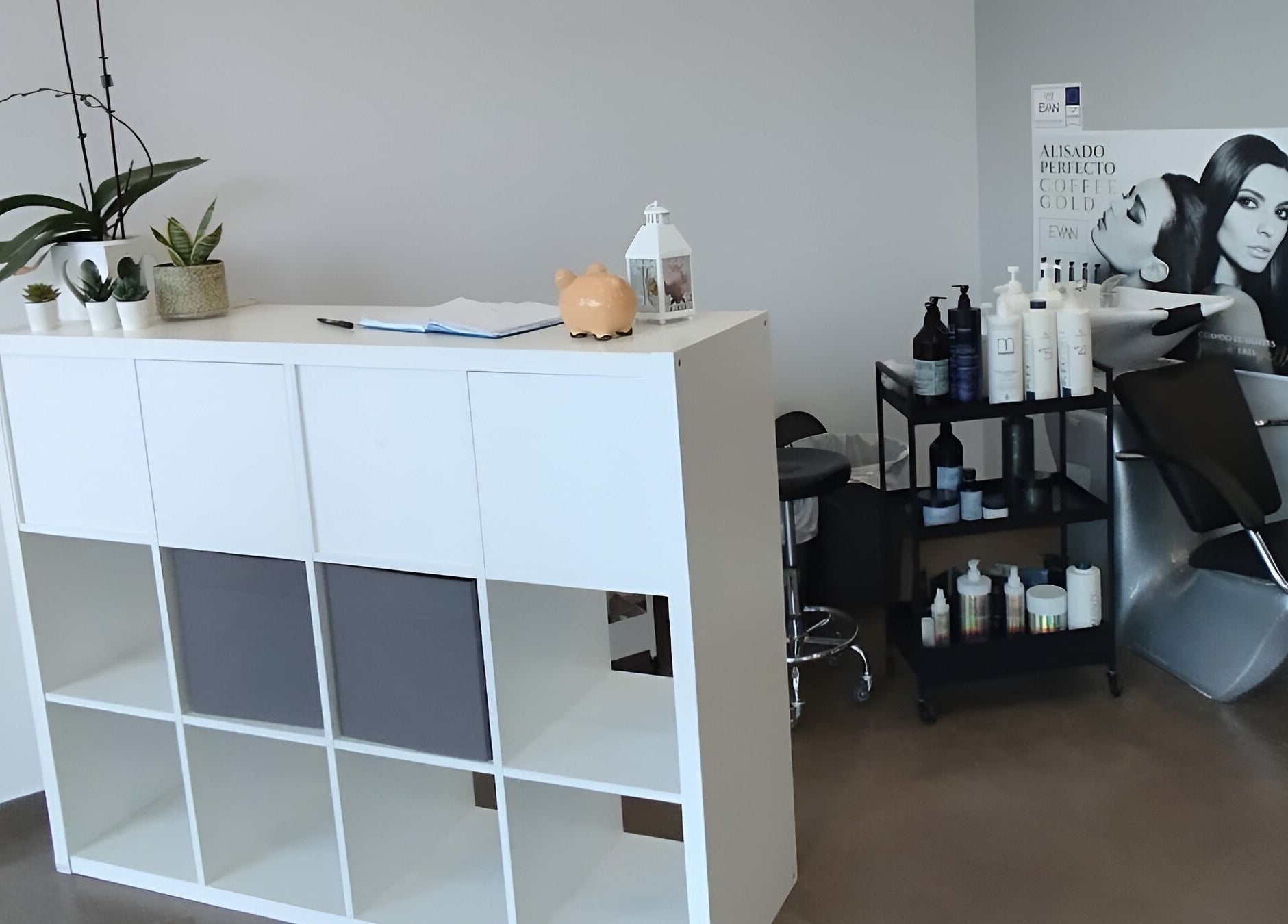 Interior de YouLook Studio by Yolanda en Vélez-málaga, Andalucía, ES, mostrando área de belleza moderna.