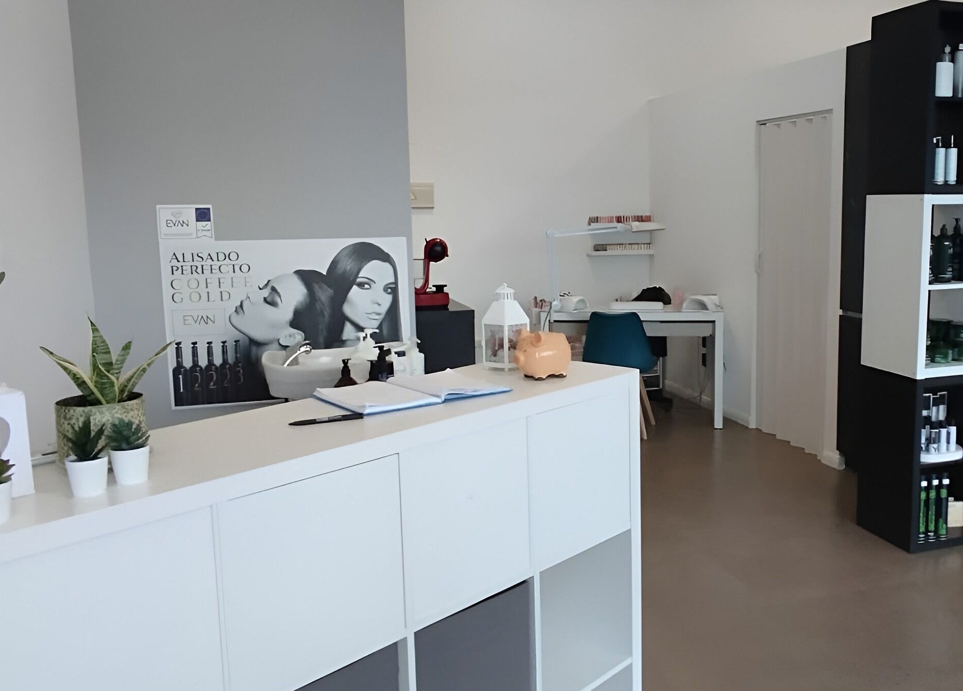 Interior moderno de YouLook Studio by Yolanda en Vélez-málaga, Andalucía, ES con decoración minimalista.