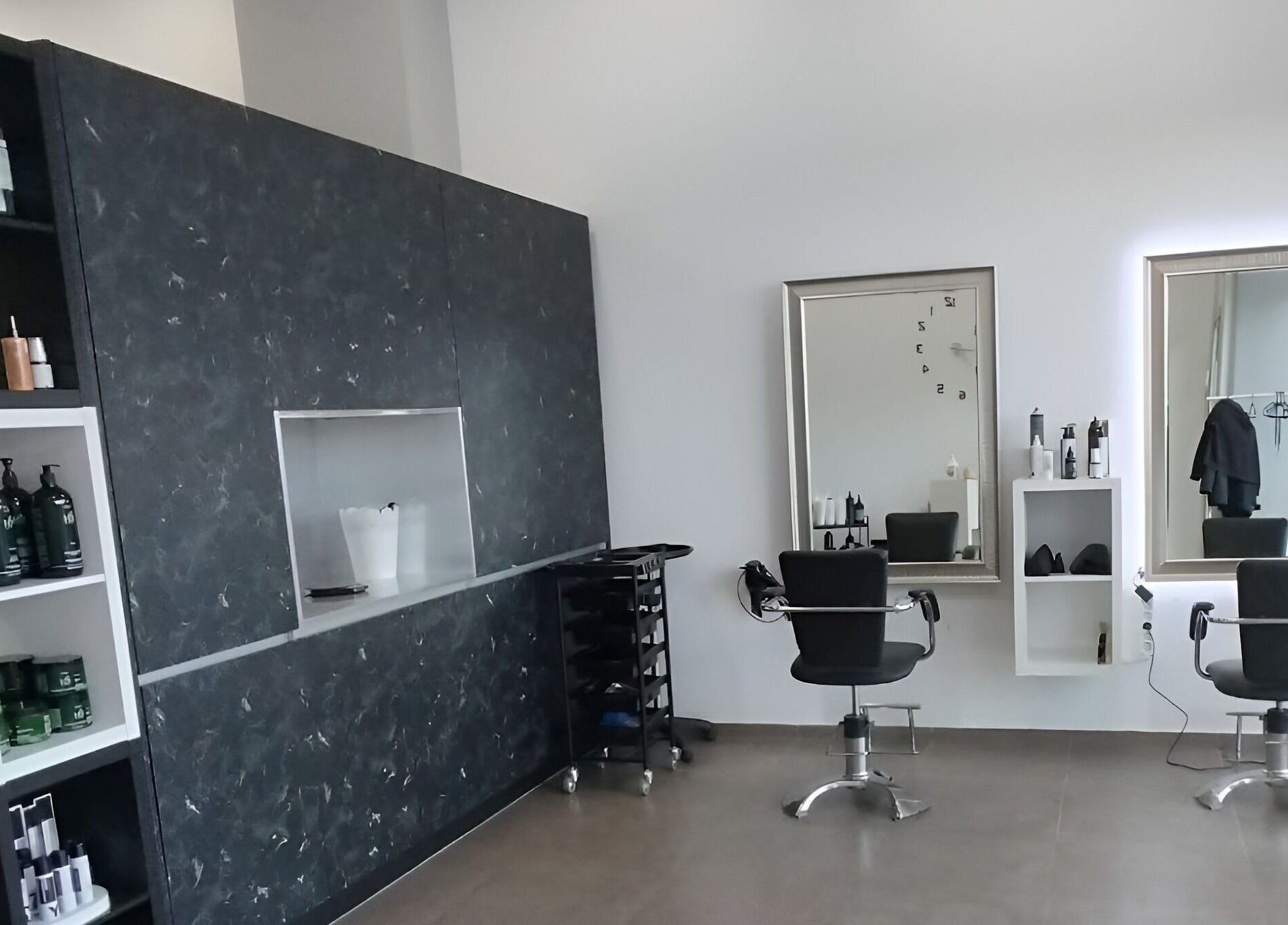 Interior moderno de YouLook Studio by Yolanda en Vélez-málaga, Andalucía, ES con sillas y espejos elegantes.