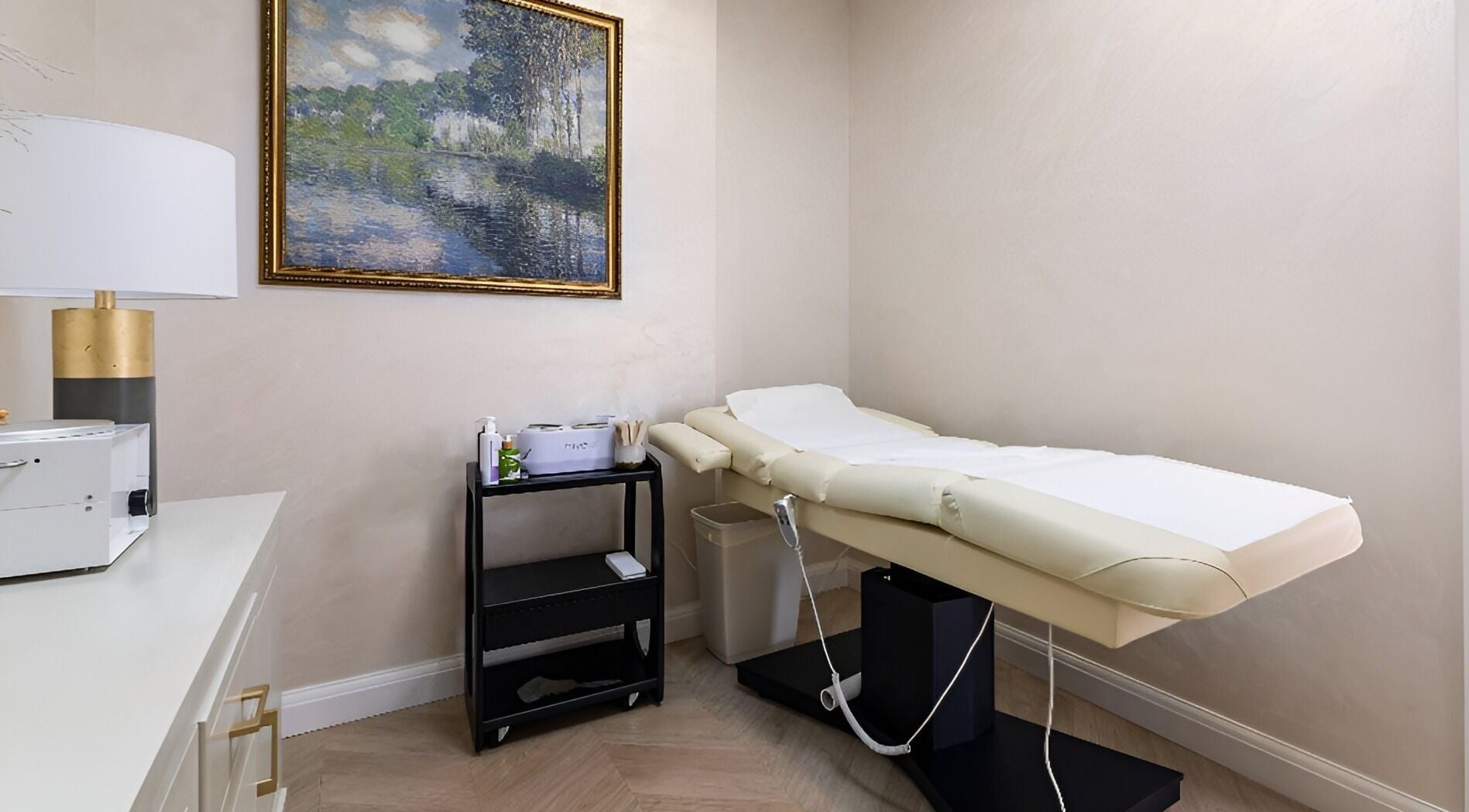 Luxury Wax Bar - Fleet Street in London, England features a serene treatment room with a comfortable massage table.
