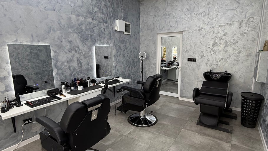 Модерен салон в REACT BARBERSHOP, София, София град, BG с комфортни столове и огледала.