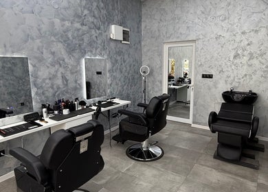 Модерен салон в REACT BARBERSHOP, София, София град, BG с комфортни столове и огледала.