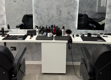 Модерен интериор на REACT BARBERSHOP, София, с елегантни столове и оборудване за подстригване.