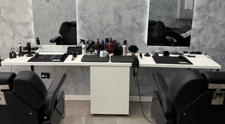 Модерен интериор на REACT BARBERSHOP, София, с елегантни столове и оборудване за подстригване.