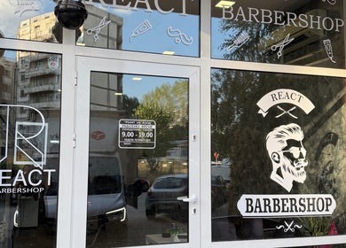 Вход на REACT BARBERSHOP в София, Софийска област, BG, с модерна визия и логото на магазина.