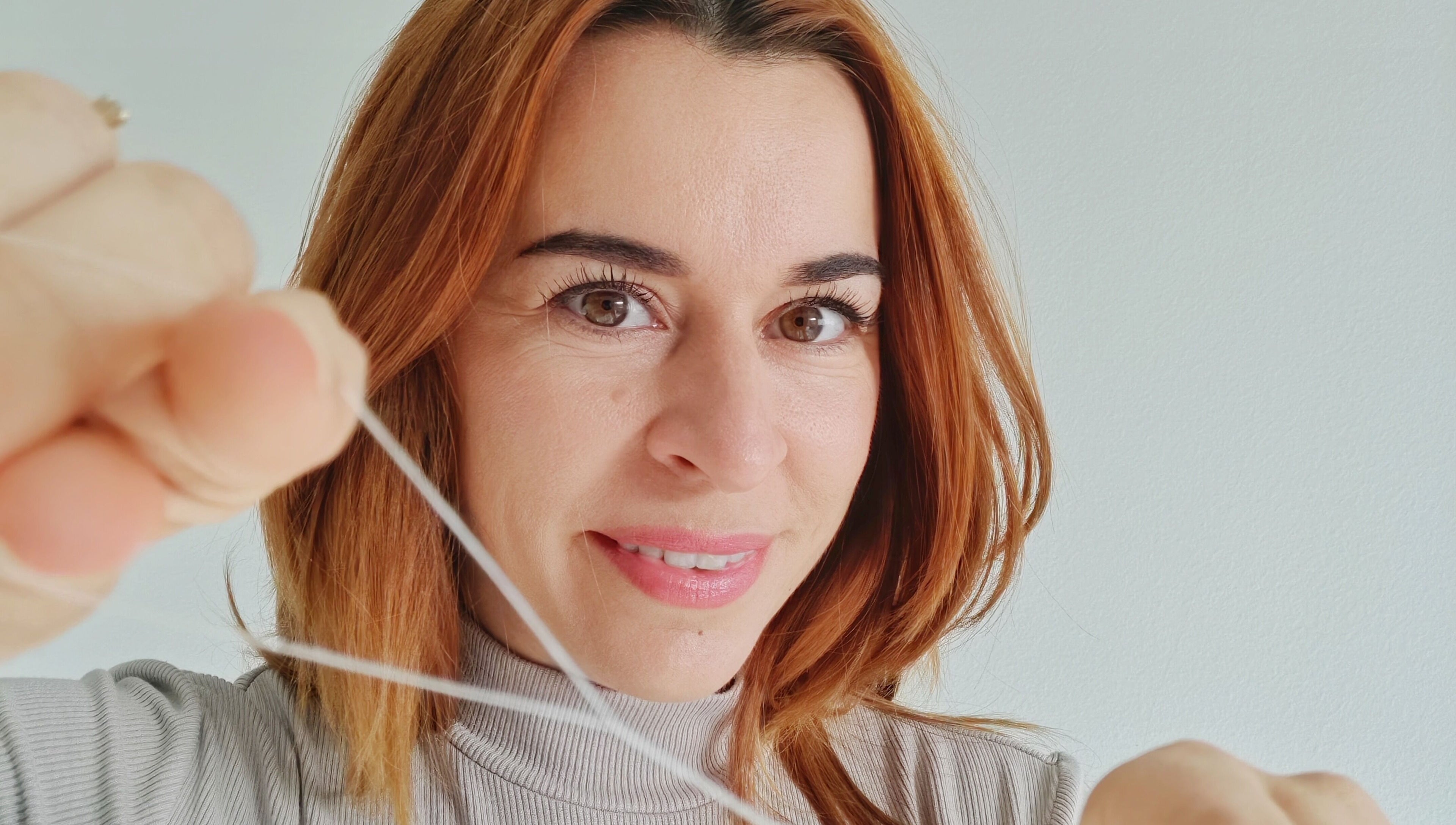 Жена практикува козметично конецоване в Milenails, София, Софийска област, BG.