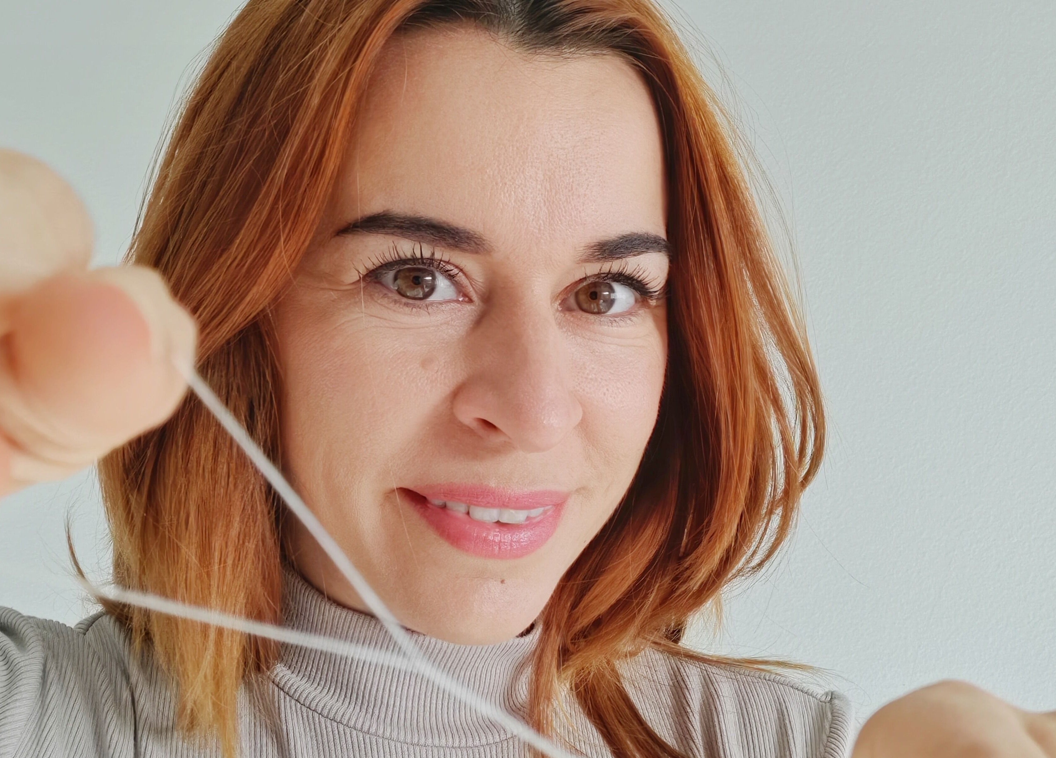 Жена практикува козметично конецоване в Milenails, София, Софийска област, BG.