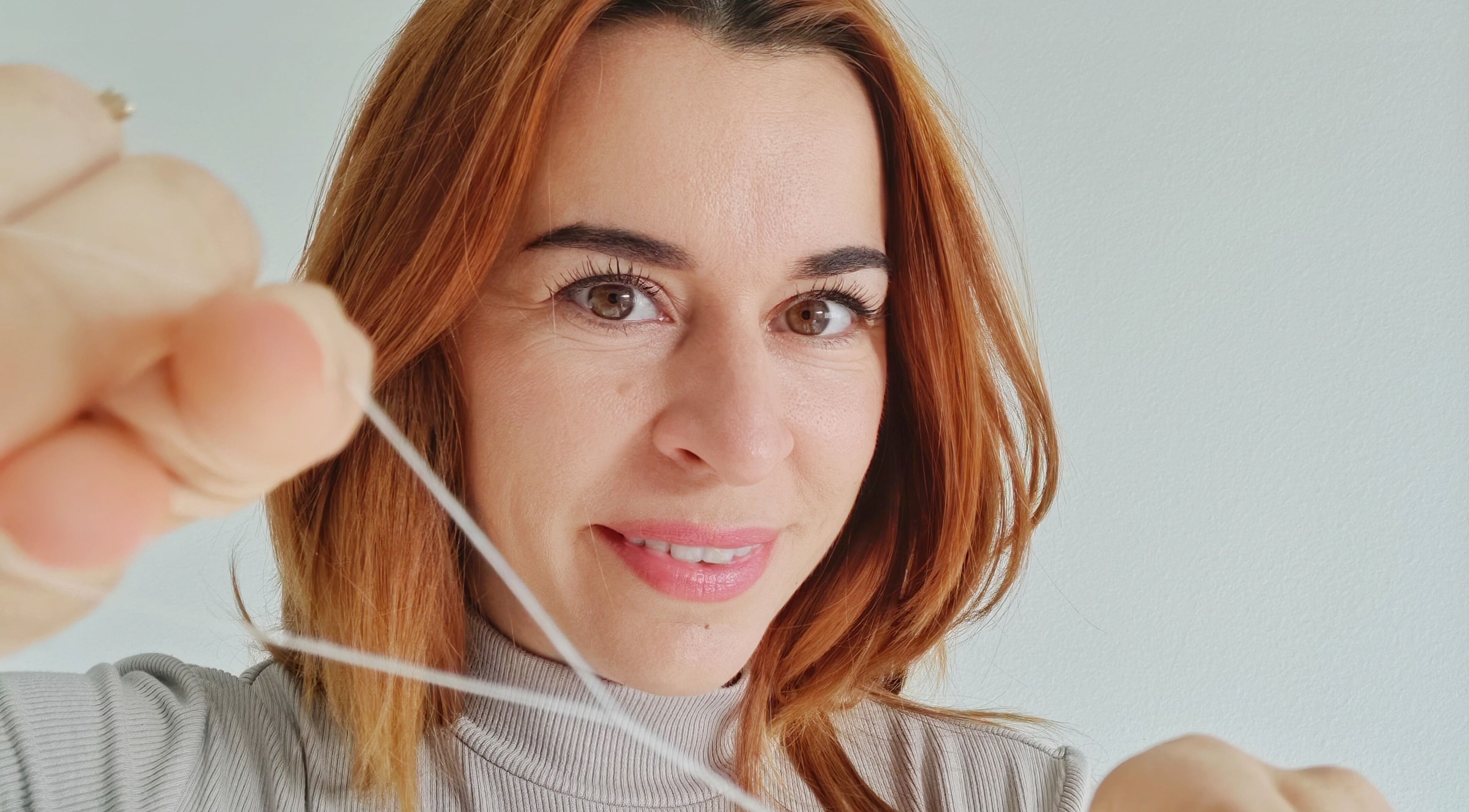 Жена практикува козметично конецоване в Milenails, София, Софийска област, BG.