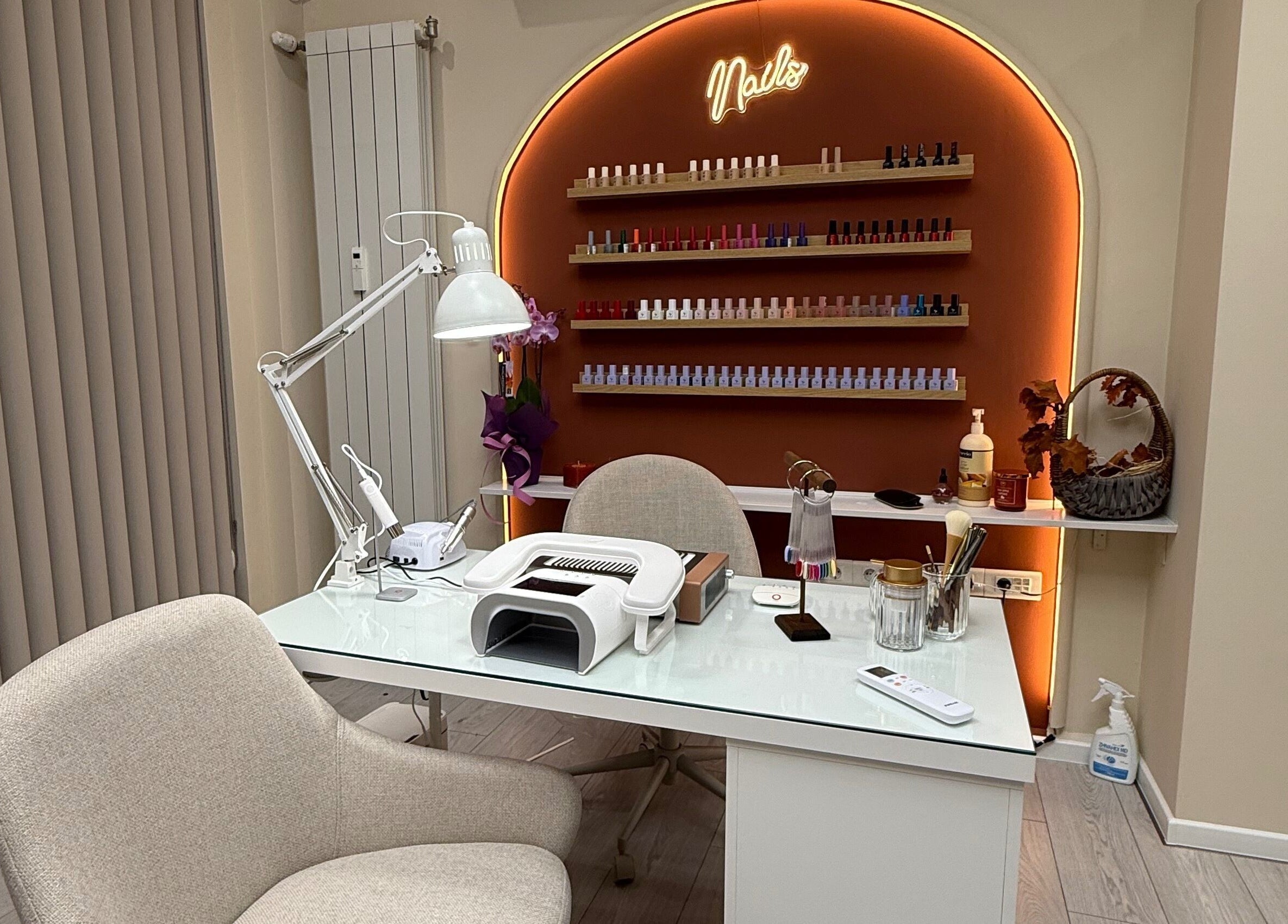 Уютен кът за маникюр в Milenails, София, Софийска област, BG с изобилие от лакове за нокти.