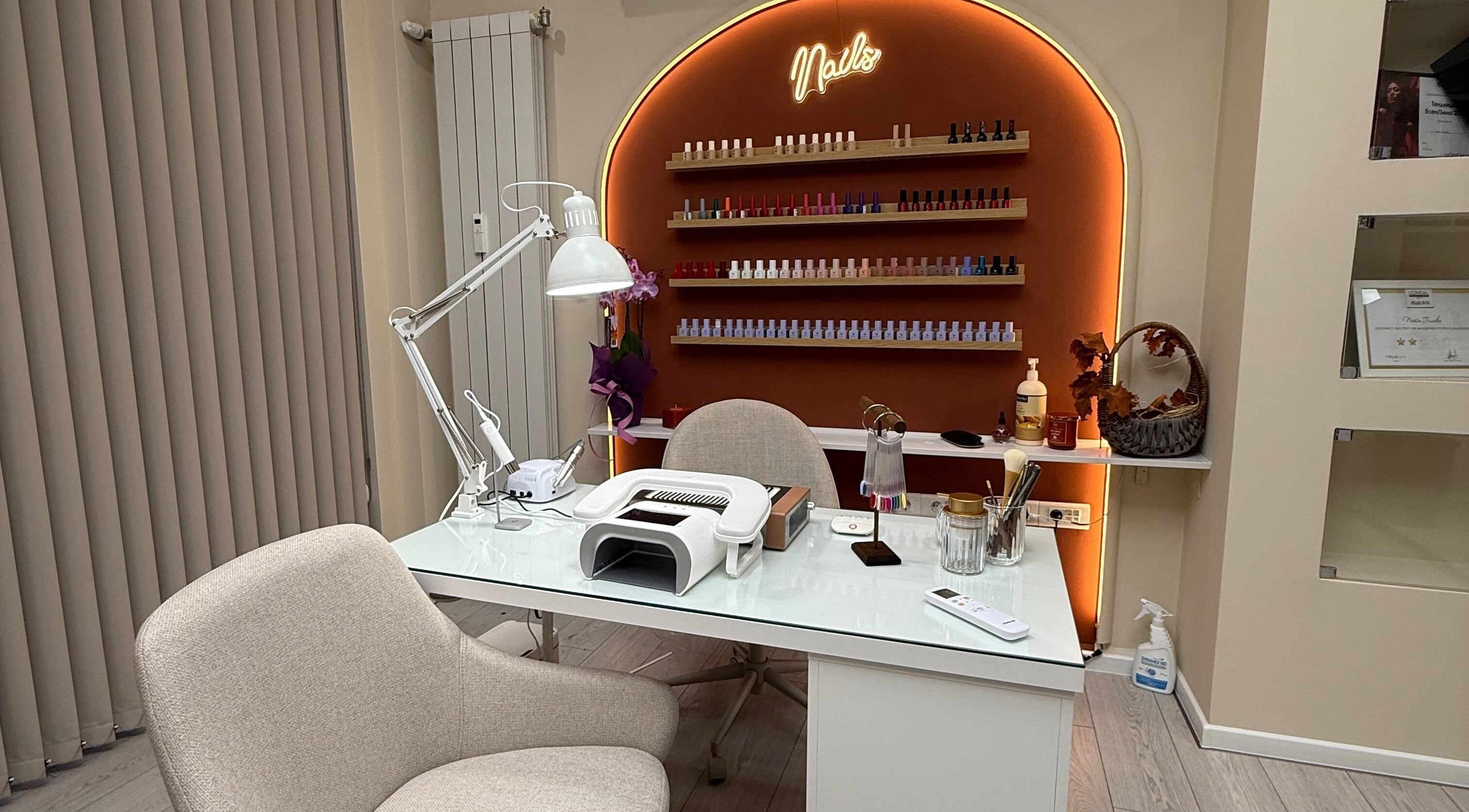 Уютен кът за маникюр в Milenails, София, Софийска област, BG с изобилие от лакове за нокти.