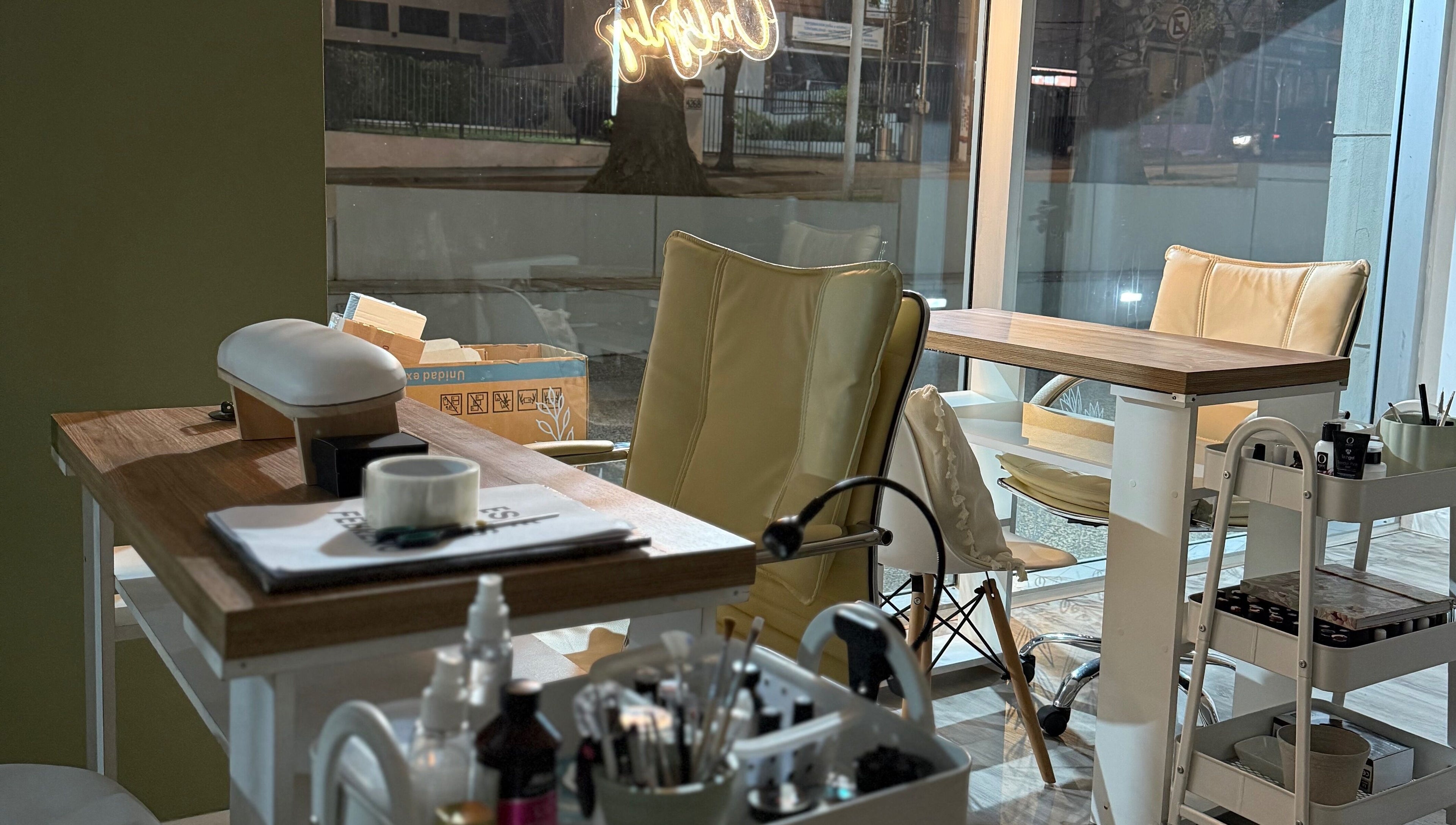 Área de manicura en Gretta, Montevideo, Departamento De Montevideo, UY, con sillas cómodas y herramientas.