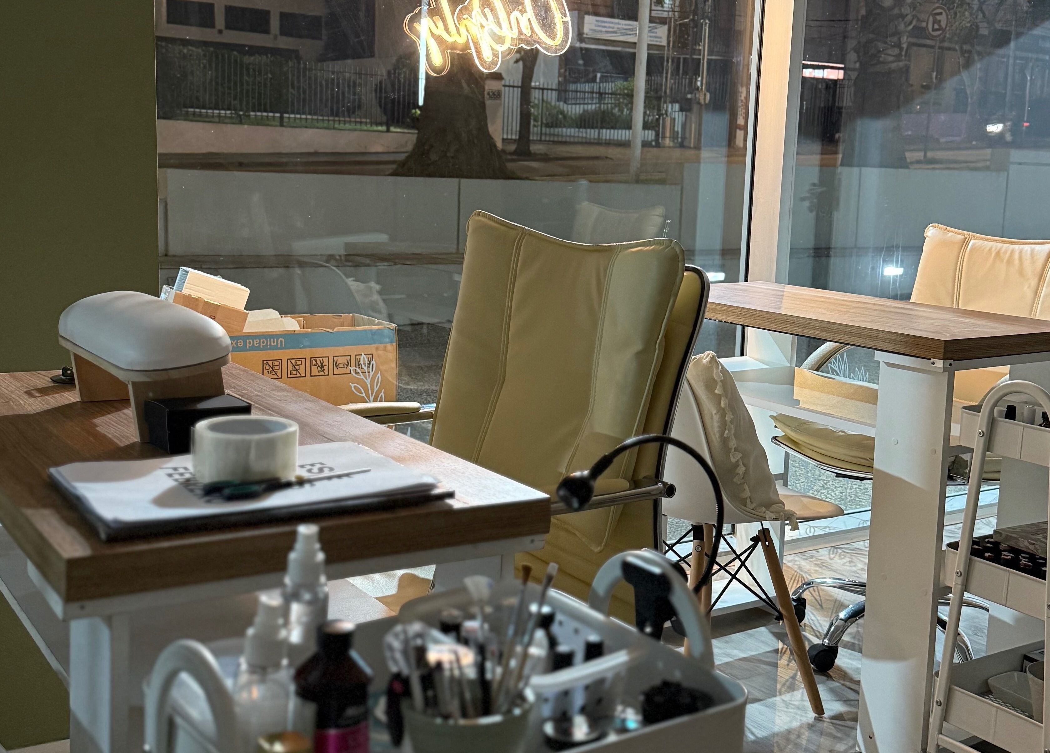 Área de manicura en Gretta, Montevideo, Departamento De Montevideo, UY, con sillas cómodas y herramientas.