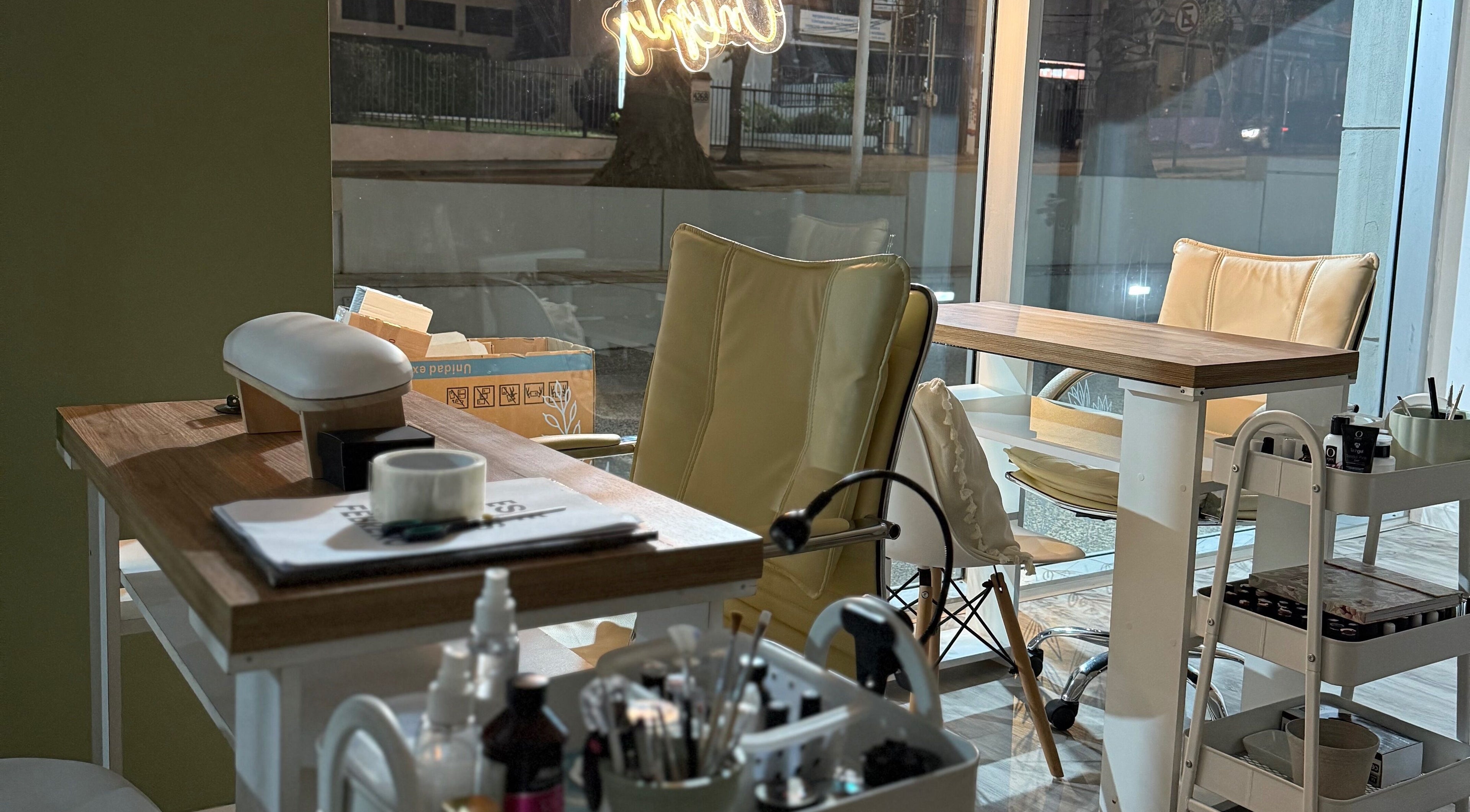 Área de manicura en Gretta, Montevideo, Departamento De Montevideo, UY, con sillas cómodas y herramientas.