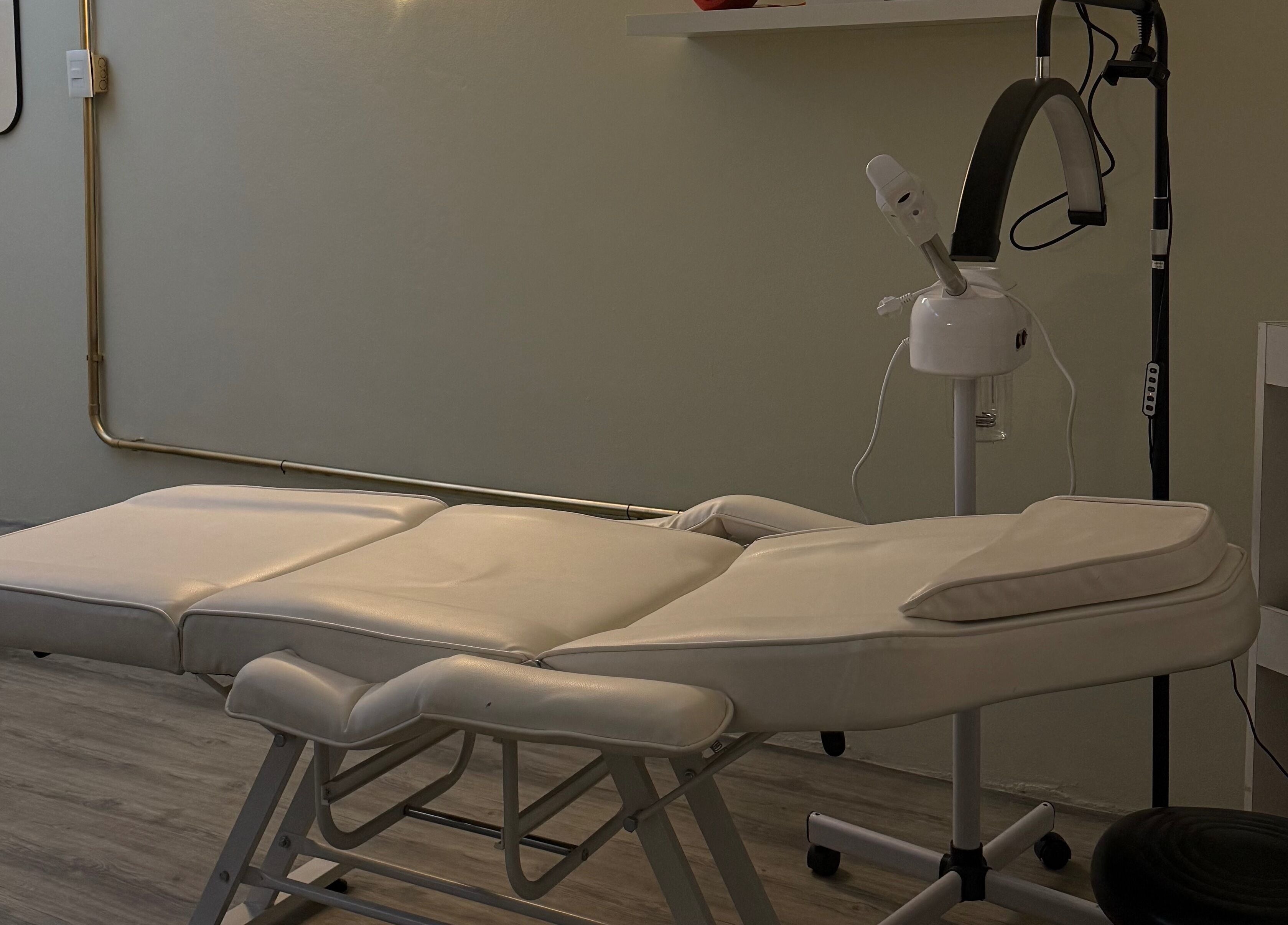 Sala de tratamientos en Gretta, Montevideo, Departamento De Montevideo, UY con camilla blanca.