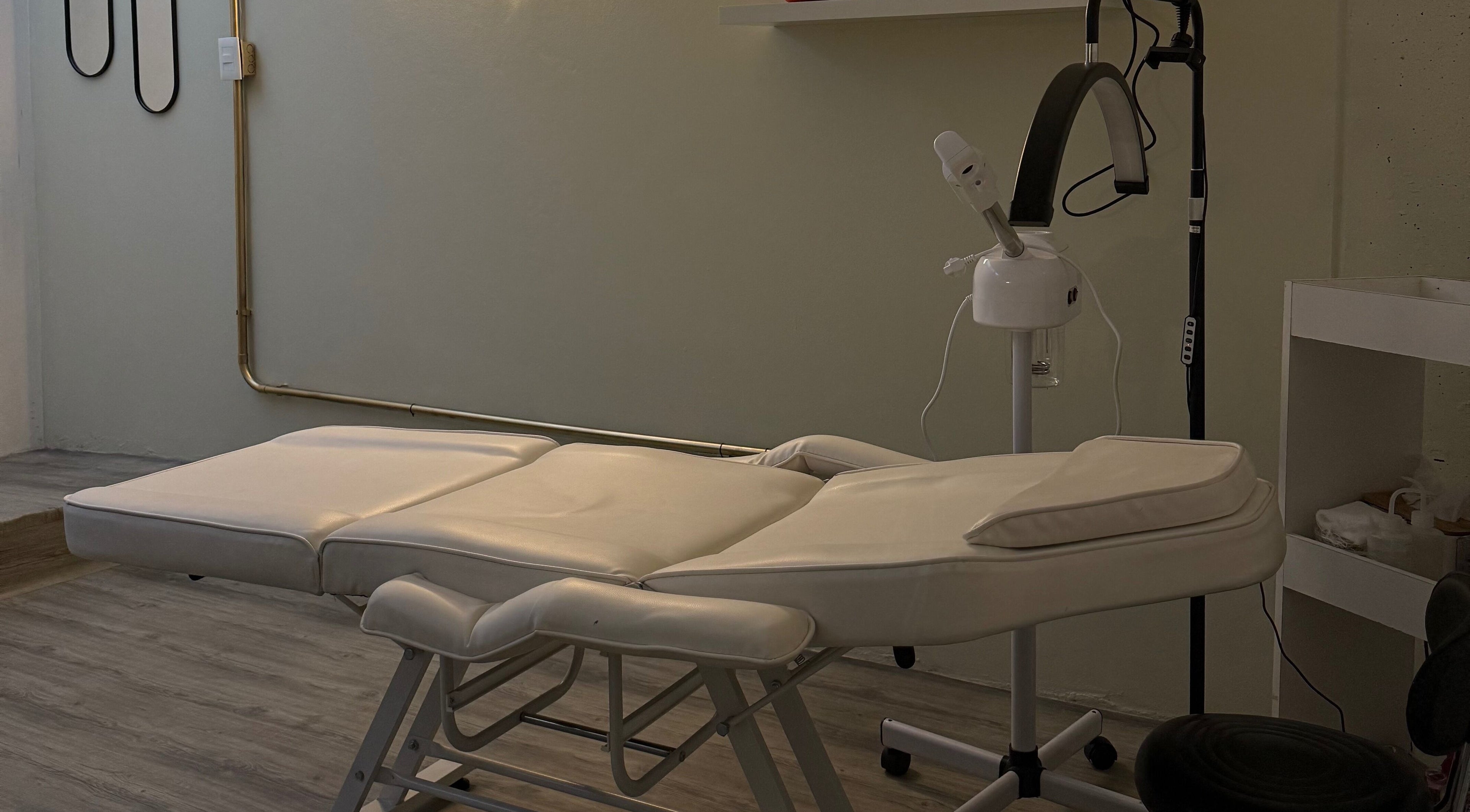 Sala de tratamientos en Gretta, Montevideo, Departamento De Montevideo, UY con camilla blanca.