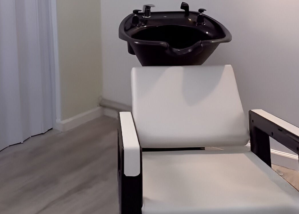 Silla de lavado en Gretta, Montevideo, Departamento De Montevideo, UY. Lujoso ambiente de belleza.